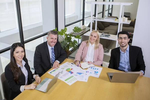 Empresários multiétnicos posando juntos — Fotografia de Stock