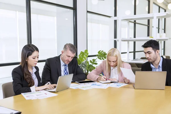 Reunión de empresarios corporativos multiétnicos — Foto de Stock