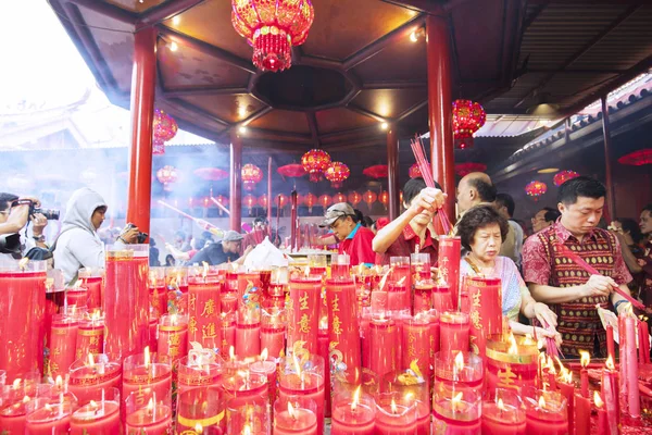 People burning incensed stick in temple — Stock Photo, Image