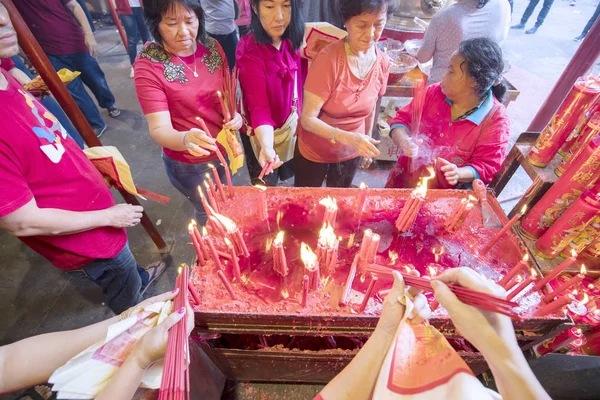 Az emberek gyújtogató botot égetnek a templomban — Stock Fotó