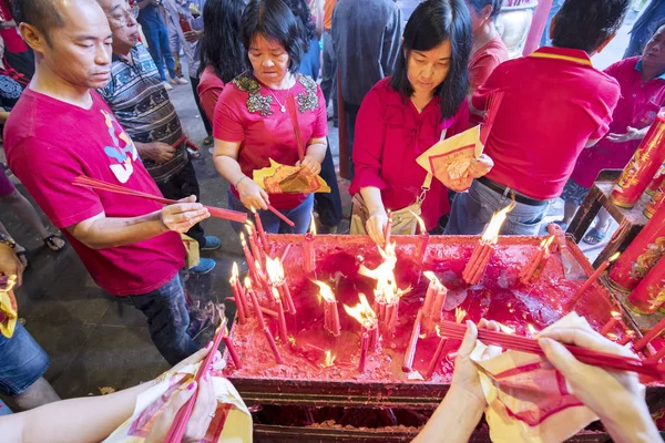 Homens e mulheres queimando pau incenso no templo — Fotografia de Stock