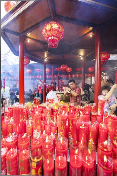 People burning incensed stick in temple — Stock Photo, Image