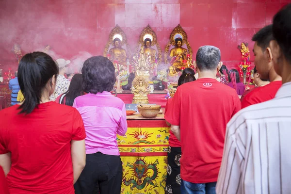 People praying in temple celebrating Chinese new year — 图库照片