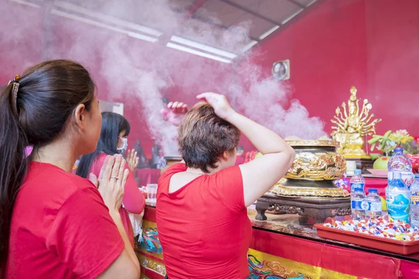 Женщина молится в храме, празднуя китайский новый год — стоковое фото
