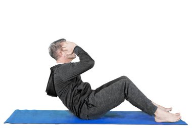 Beyaz üzerinde izole edilmiş beyaz bir adam mekik egzersizi yapıyor.