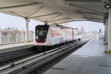 Teğmen Jakarta treni Velodrome tren istasyonuna varıyor.