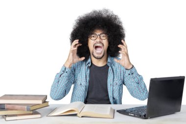 Beyaz arka planda çığlıklar atan afro saçlı erkek öğrenci.
