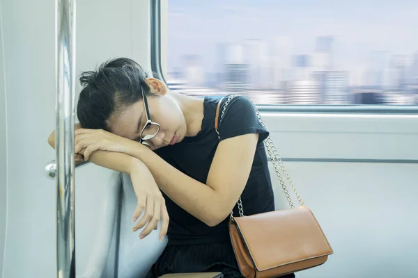 Hermosa mujer durmiendo en tren — Foto de Stock