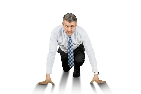 Empresário em posição pronta para correr isolado sobre fundo branco — Fotografia de Stock