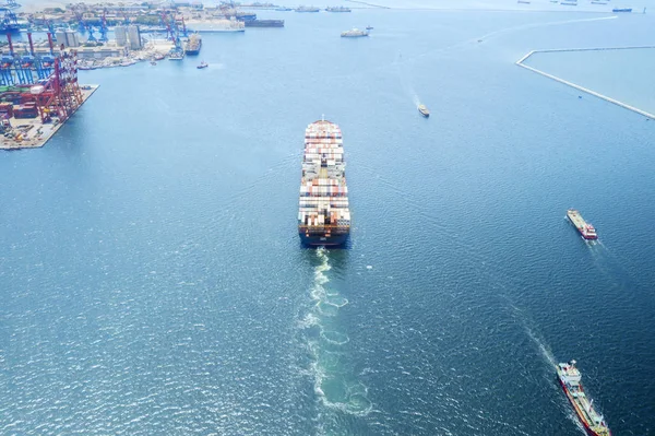 Navio porta-contentores que entra no porto internacional de Jacarta — Fotografia de Stock