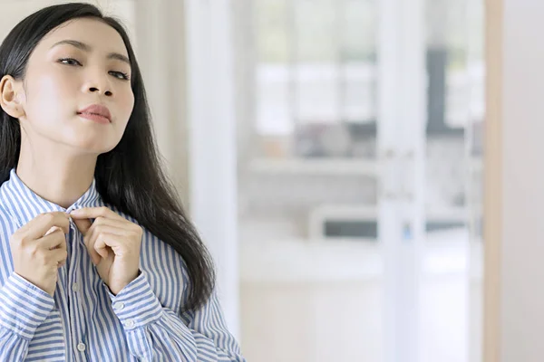 Gehakt schot van jonge mooie zakenvrouw knopen tot een shirt — Stockfoto