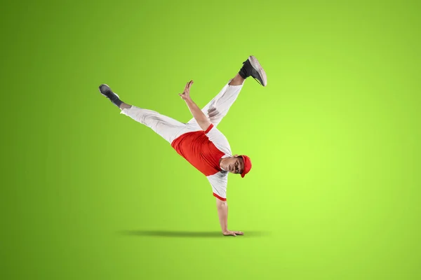 Dançarino fazendo suporte de mão isolado sobre fundo verde — Fotografia de Stock