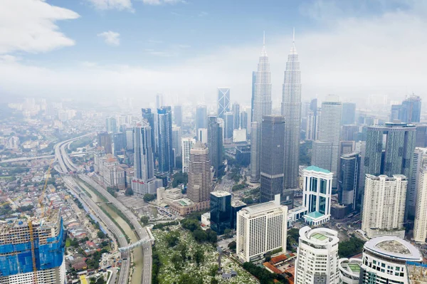 Kuala Lumpur - Malajzia. 2019. november 12.: Légi drón kilátás Kuala Lumpur Cbd területre Petronas Twin Towers-szel és Highway közelében, délben a kék ég felett. — Stock Fotó