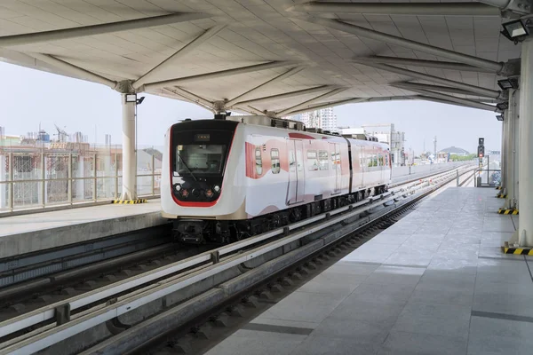 LRT Jacarta trem chegando à estação de trem Velódromo — Fotografia de Stock