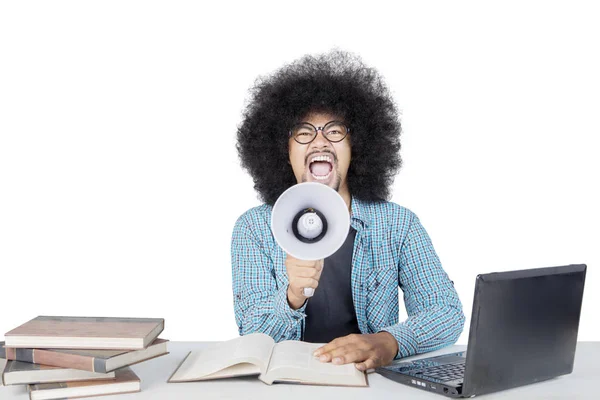 Männlicher Student mit großen Afro-Haaren schreit auf Megafon — Stockfoto