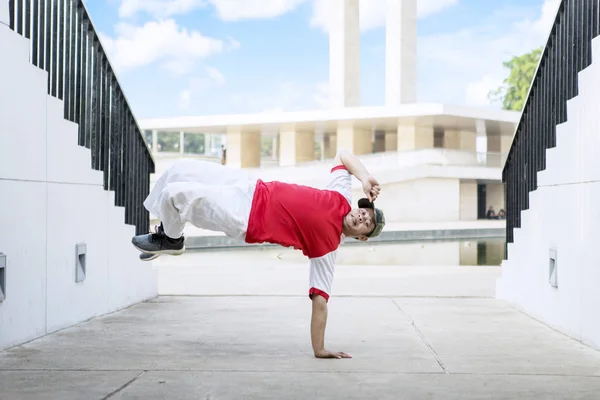 Overweight Bboy dançarina breakdancing ao ar livre — Fotografia de Stock