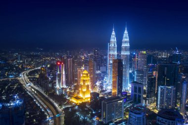 Kuala Lumpur 'da Petronas ikiz kuleleri ve karayolu