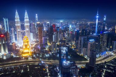 Petronas ikiz kuleleri ve Kl Tower binaları