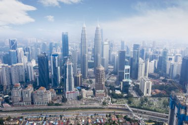 Kuala Lumpur - Malezya. 12 Kasım 2019: Petronas İkiz Kuleleri 'nin ve Kuala Lumpur Cbd bölgesindeki otoyolun havadan görünüşü