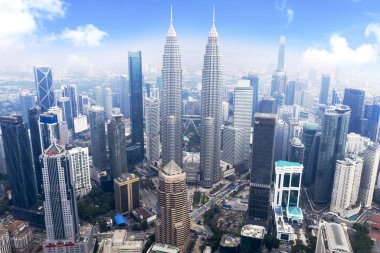 Mavi gökyüzünde Petronas İkiz Kuleleri