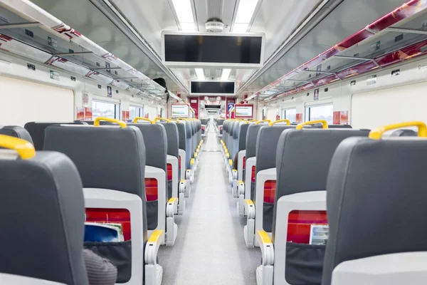 Rijen van grijze stoffen treinstoelen — Stockfoto