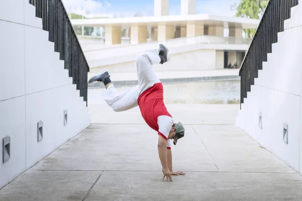 Street Bboy tancerz breakdance odkryty — Zdjęcie stockowe