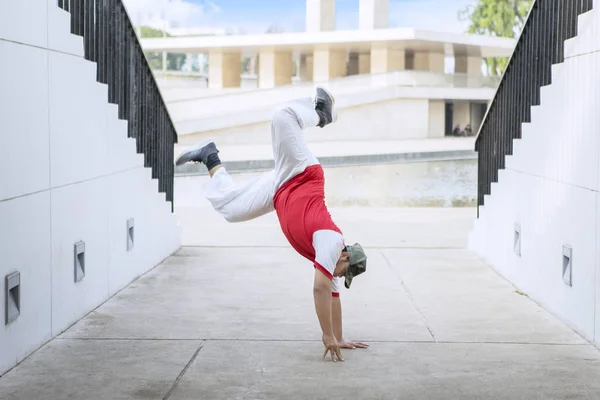 Street Bboy dancer breakdancing outdoor — Stock Photo, Image