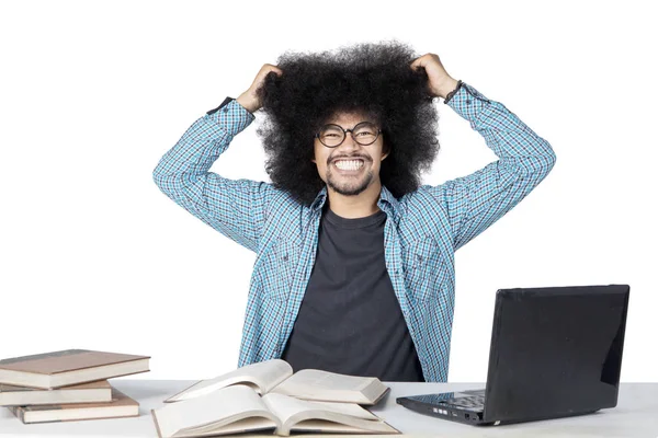 Estudante universitário masculino estressado puxa o cabelo enquanto estuda — Fotografia de Stock