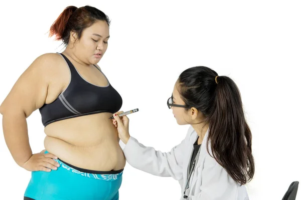 Doktor označit tlusté břicho svého pacienta — Stock fotografie