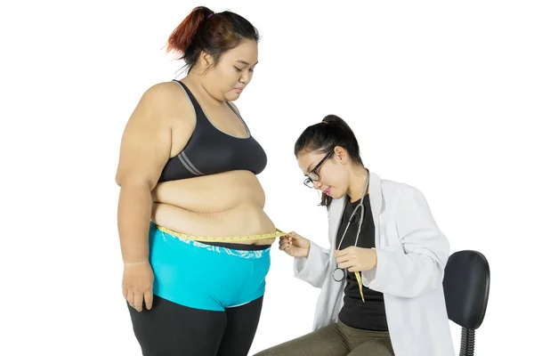 Médico midiendo el vientre gordo de su paciente — Foto de Stock