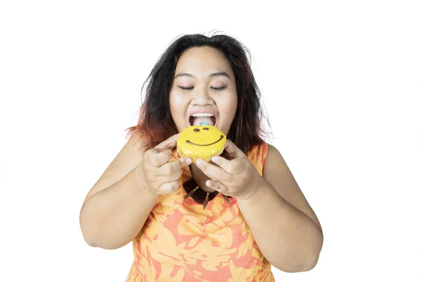 Gorda asiática comiendo un donut sonriente — Foto de Stock