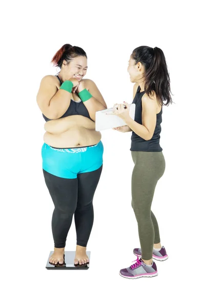 Tlustá asijská žena obdržela její zlepšení šťastně — Stock fotografie