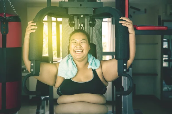在健身房锻炼的亚洲胖女人 — 图库照片