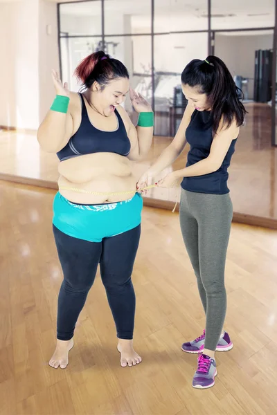 Vet aziatische vrouwen doen een buik checkup in een sportschool — Stockfoto