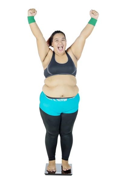 Dicke Frau fühlt sich glücklich, nachdem sie ihr Gewicht gemessen hat — Stockfoto