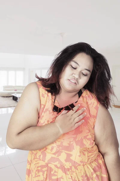 Mulher gorda tendo ataque cardíaco durante a atividade — Fotografia de Stock