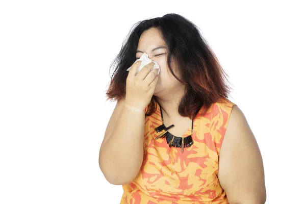 Vette vrouw houdt haar neus met een tissue — Stockfoto