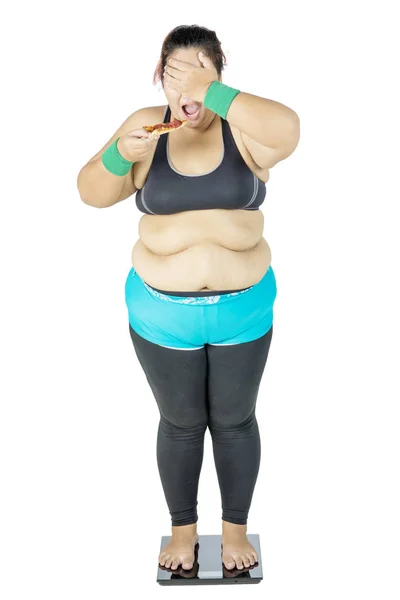 Fat woman refuse to see herself eating pizza — Stock Photo, Image