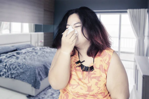 Mujer gorda descansando en su cama mientras se resfría — Foto de Stock