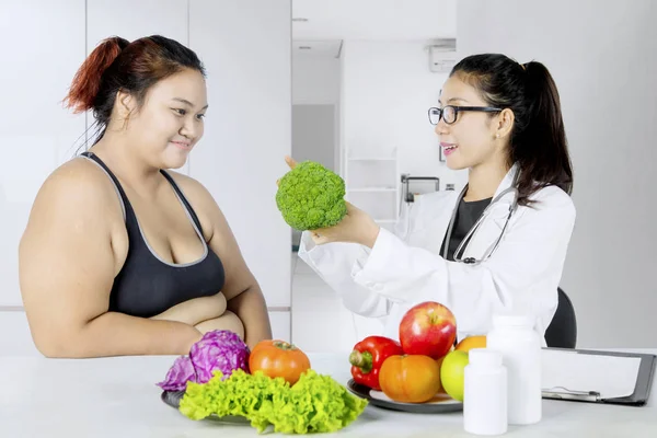 Kövér nő meglátogatja orvosát, hogy kérjen tanácsot — Stock Fotó