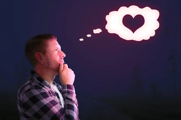 Mann denkt um Mitternacht an sein Liebesleben — Stockfoto