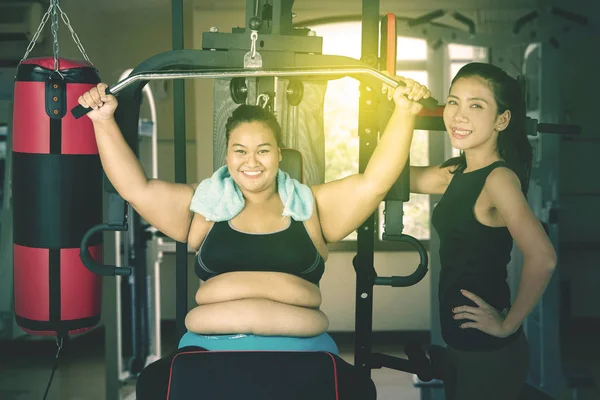 Two women instructing a workout in a gym — Stock Photo, Image