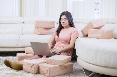 Güzel Asyalı kadın çalışırken esniyor