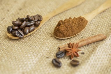 Kahve çekirdekleri ve pudralar tarçınla servis ediliyor.