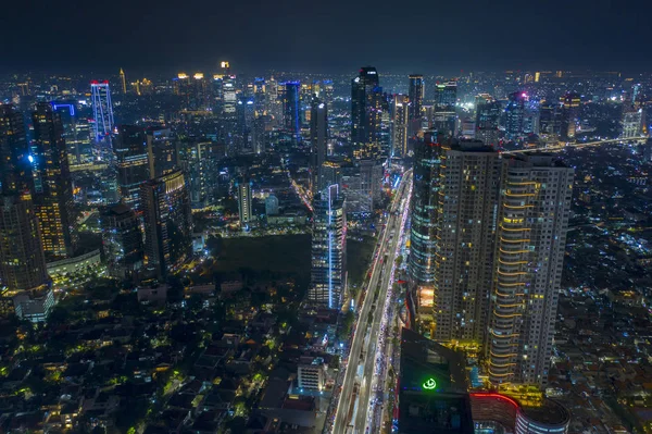 Luchtfoto van wolkenkrabbers en groene woningen — Stockfoto