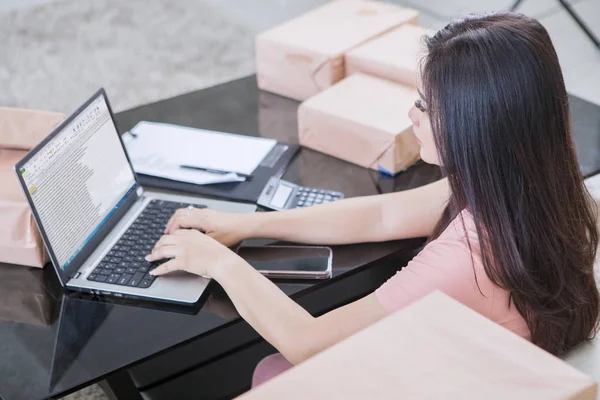 Asiatische Frauen arbeiten, indem sie ihren Laptop bedienen — Stockfoto