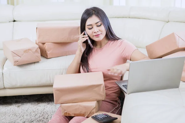 Schön asiatische Frau rufen, während Stretching aus — Stockfoto