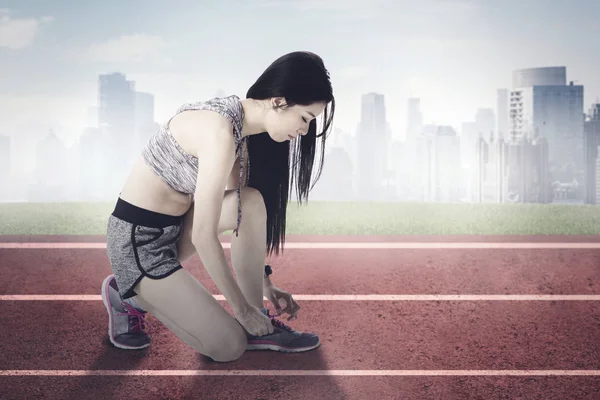 Schöne asiatische Frau binden ihre Schuhringe — Stockfoto