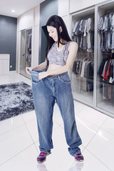Schöne asiatische Frau trägt eine Jeans mit einem Lächeln — Stockfoto