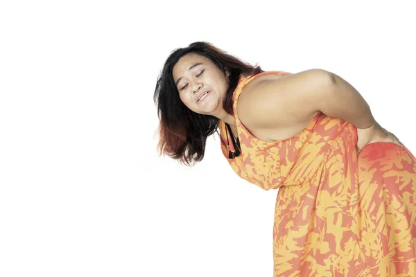 Grasso asiatico donna holding suo indietro dolorosamente — Foto Stock